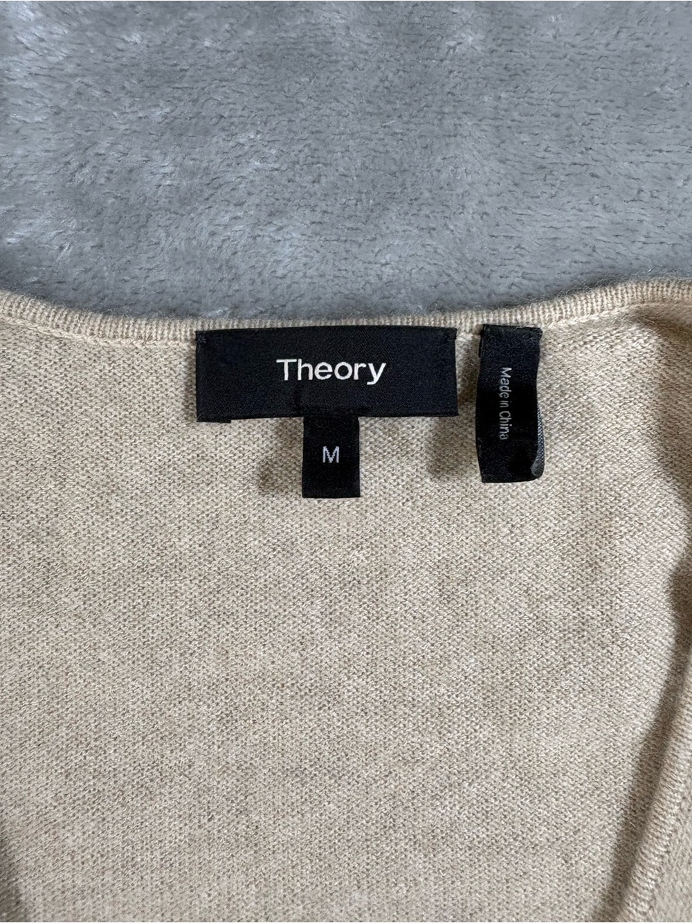 Theory 100% Cashmere V Neck Sweater Size Medium - Picture 3 of 4